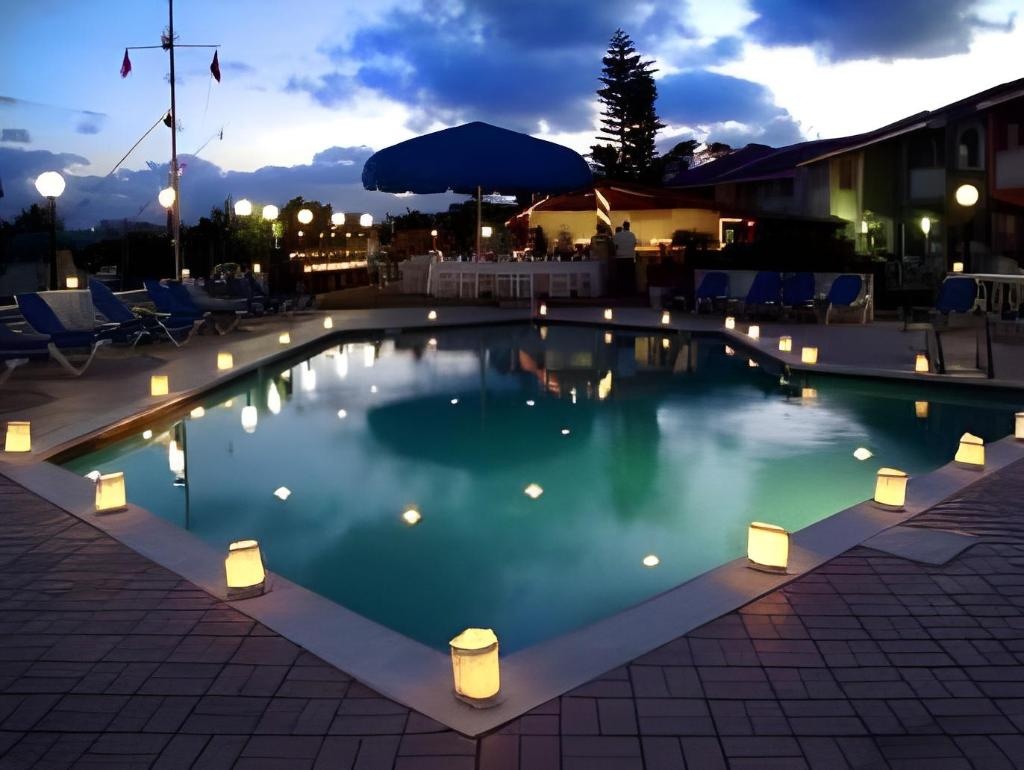 Ocean Reef Yacht Club Resort  Facilities  Swimming Pool 13