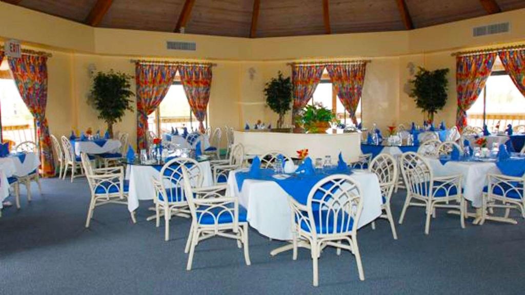Running Mon Sunrise Resort And Marina  Dining  Restaurant 4