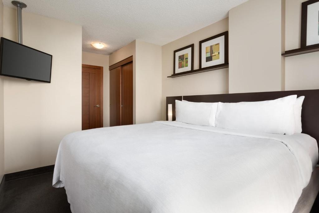 Embassy Suites By Hilton Downtown Montreal  Rooms  Rooms Image 21 21