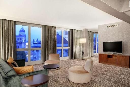 Hilton BerlinroomsCorner Suite Dome View24