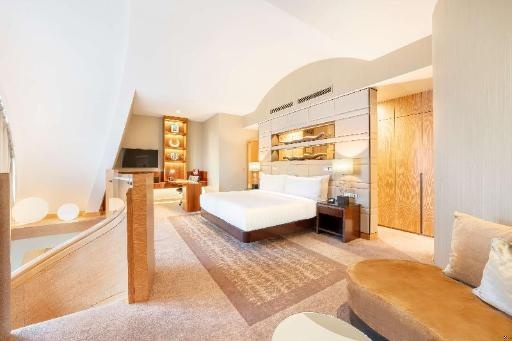 Hilton BerlinroomsDome Suite Dome View Guestroom31