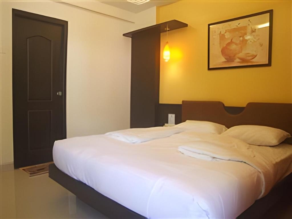 Hotel Supreme  Rooms  Deluxe Room Guestroom 1