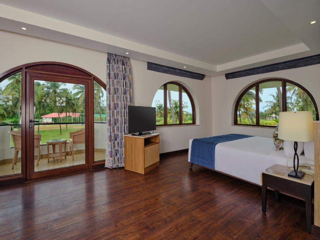 Holiday Inn Resort Goa By IHG  Rooms  1 King Premium Ocean View Smoking Guestroom 6