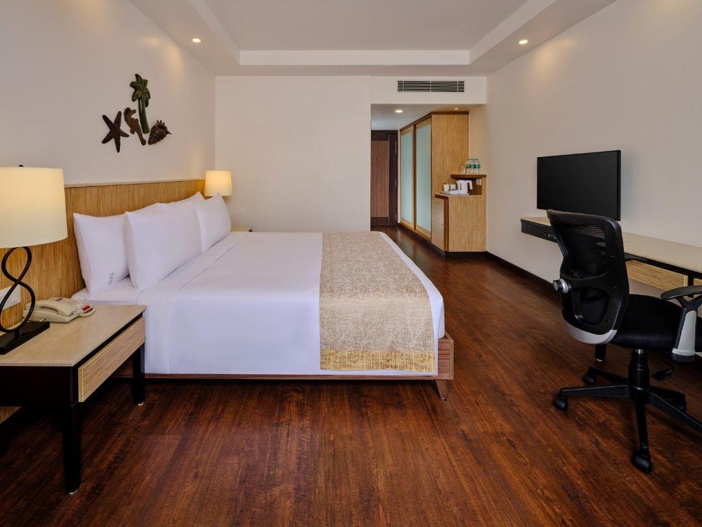 Holiday Inn Resort Goa By IHG  Rooms  1 King Standard Pool View Smoking Guestroom 17