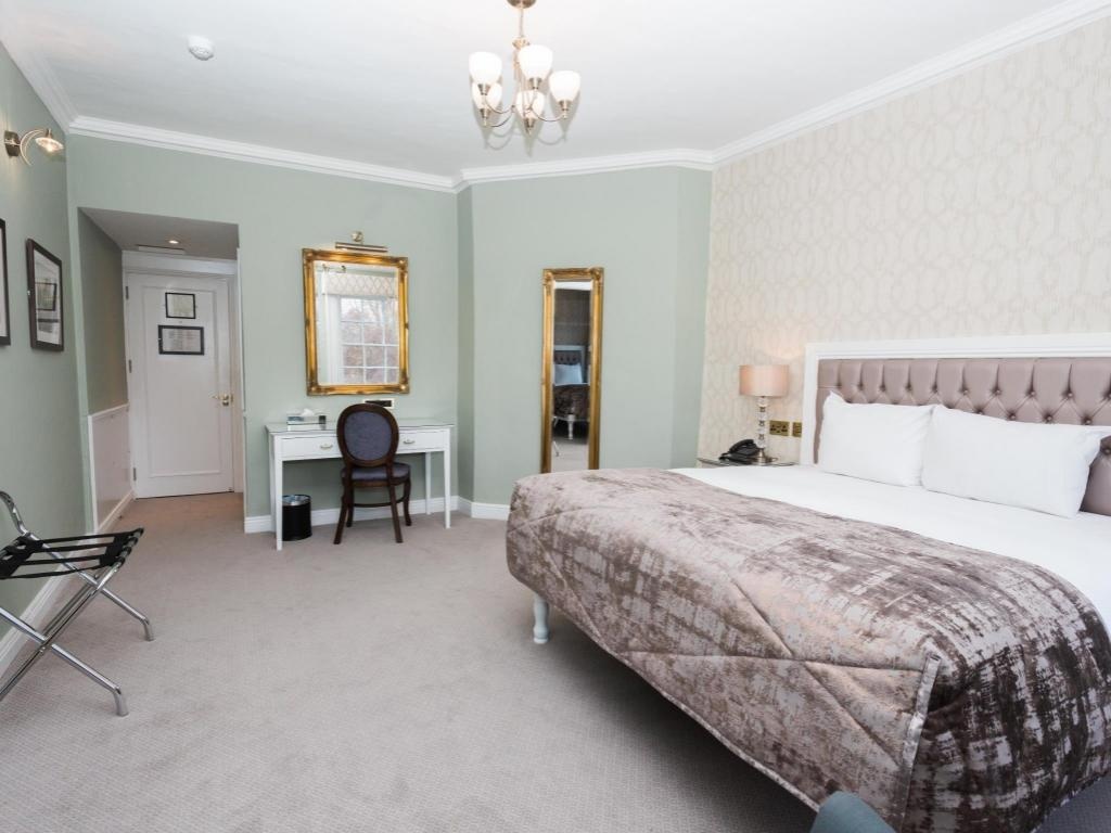 Stauntons On The Green  Rooms  Rooms Image 1 1