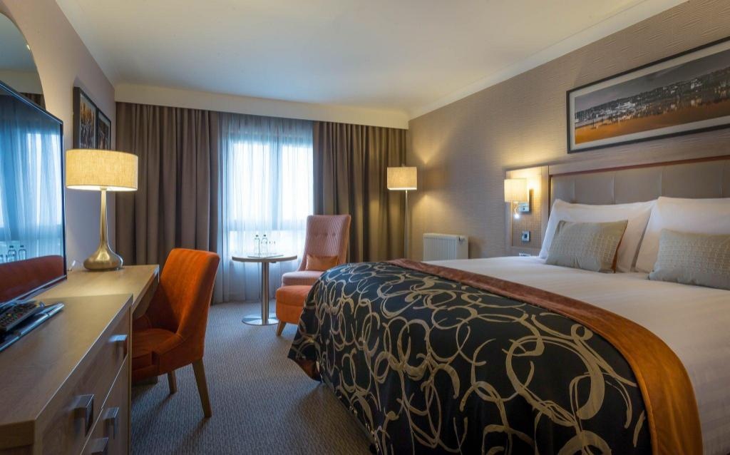 Clayton Hotel Leopardstown  Rooms  Executive King Room Guestroom 3