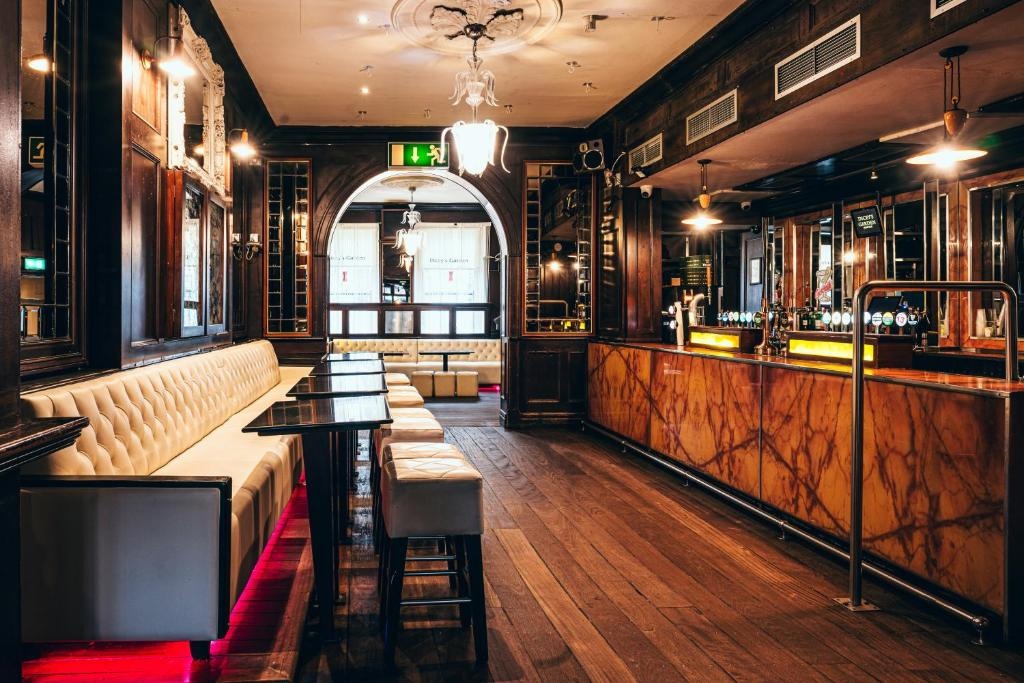 Russell Court Hotel  Facilities  Nightclub 4