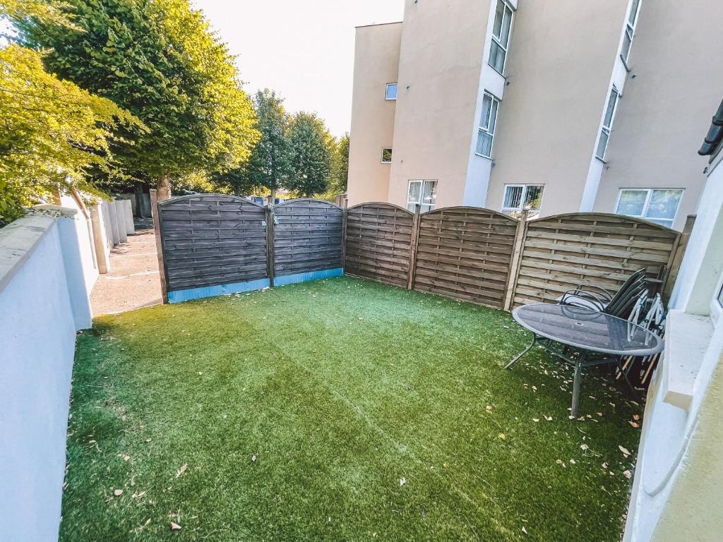 Broc House Suites  Facilities  Garden 14