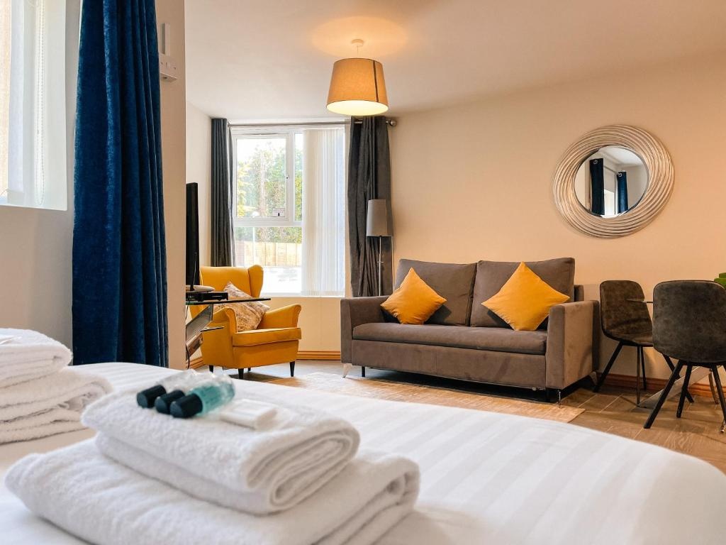 Broc House Suites  Rooms  Guestroom 2