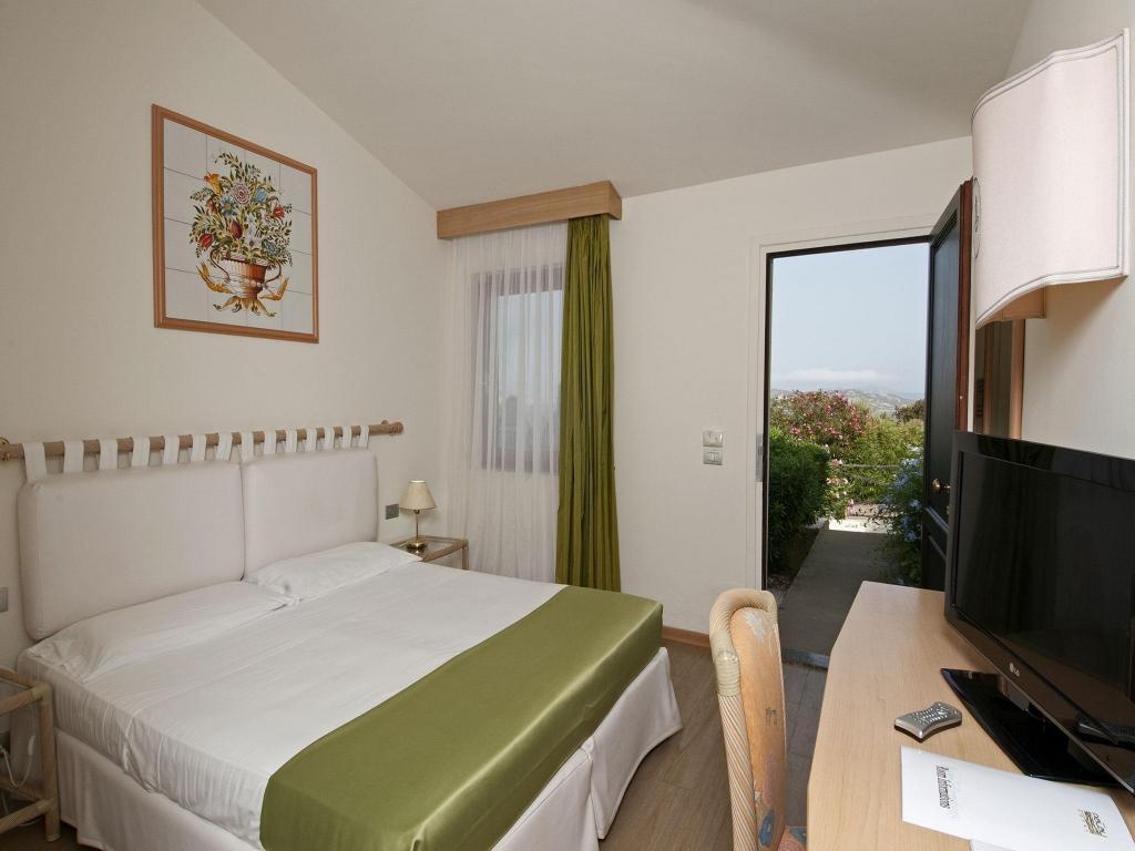Hotel Palau  Rooms  Superior Double Or Twin Room Guestroom 9