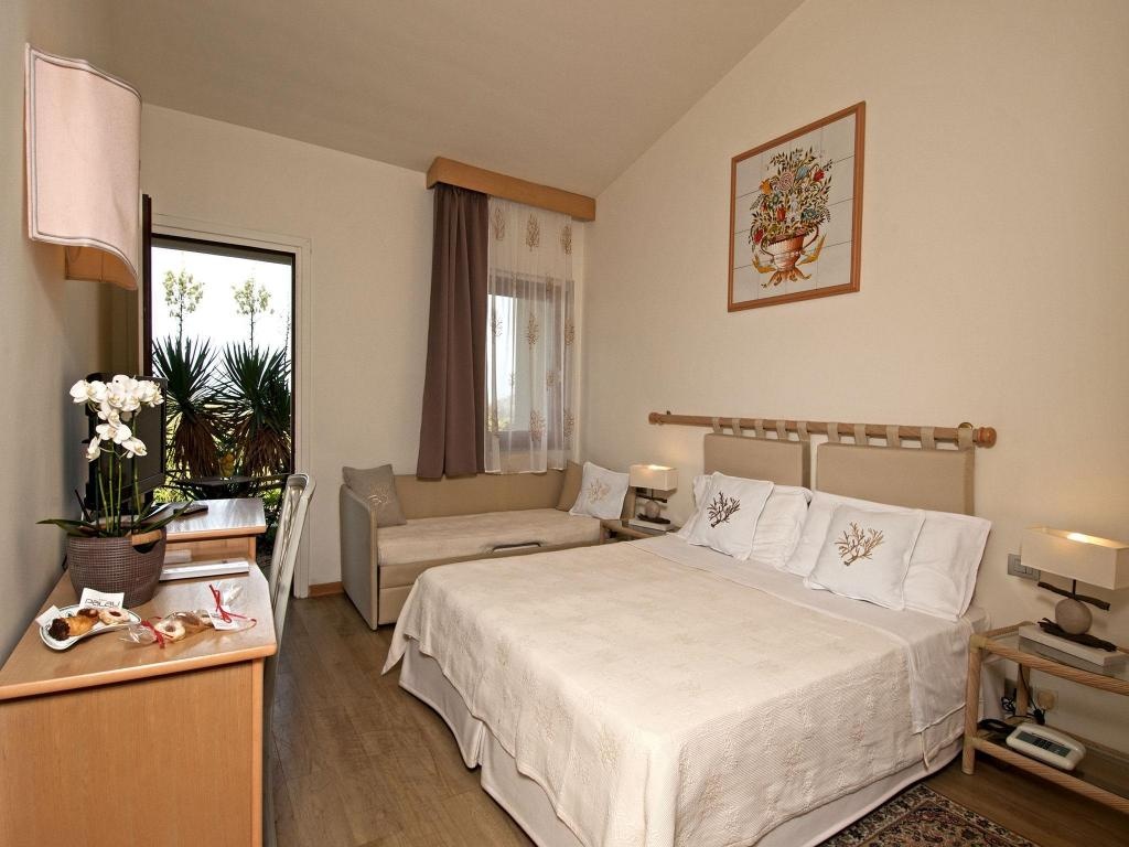 Hotel Palau  Rooms  Triple Room Bed 8