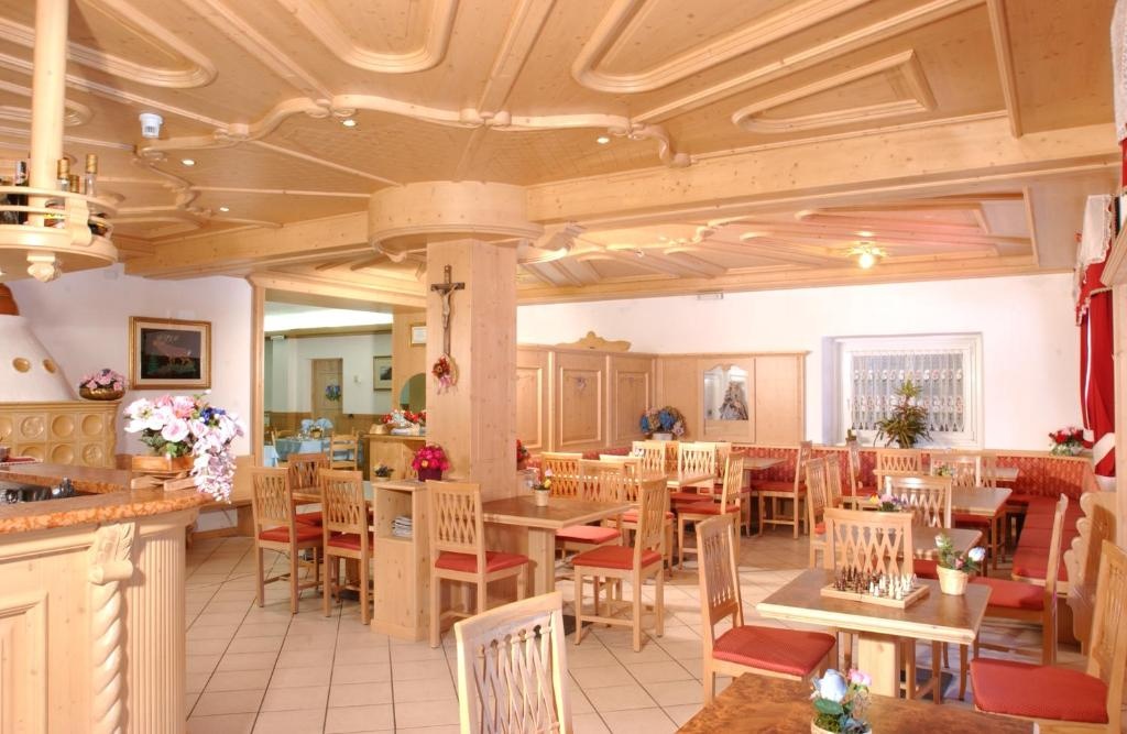 Hotel La Roccia  Facilities  Barlounge 2