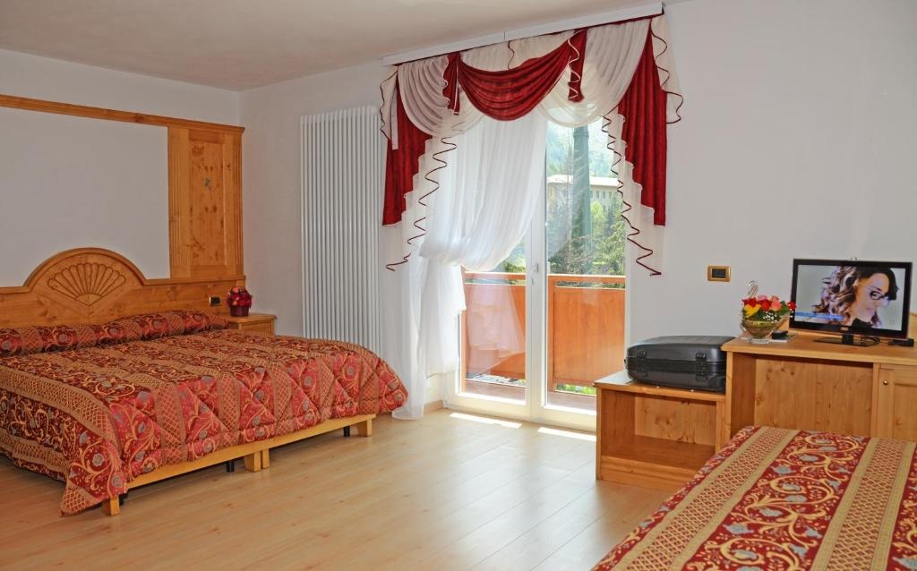 Hotel La Roccia  Rooms  Family Room 2 Adults 2 Children 3