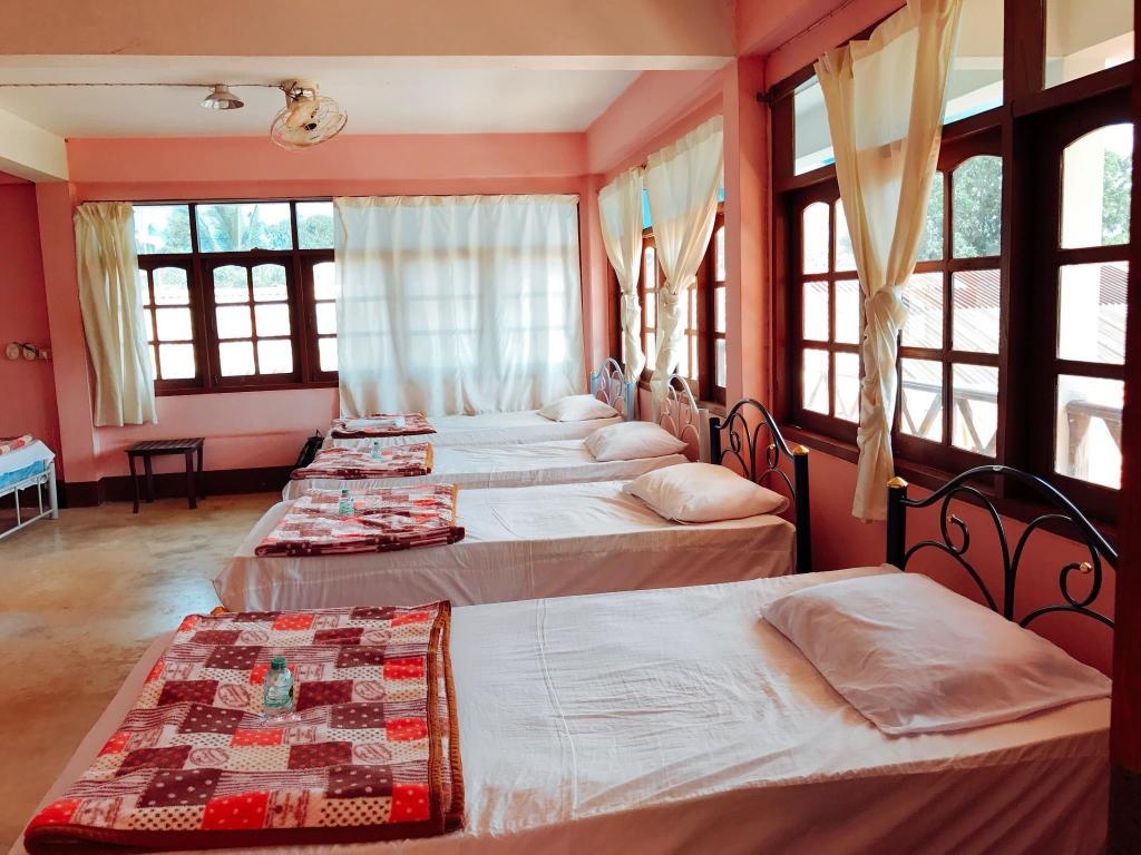 Thakhek Travel Lodge  Rooms  Dormitory Fan Shared Bathroom Bed 4