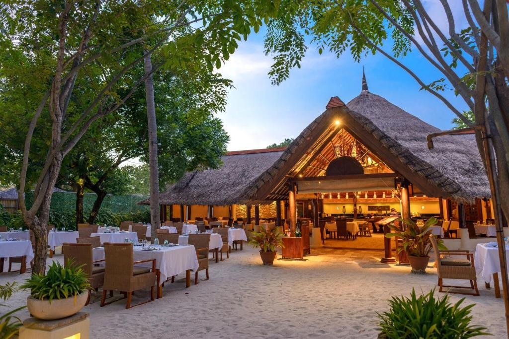 Banyan Tree Vabbinfaru  Dining  Restaurant 11