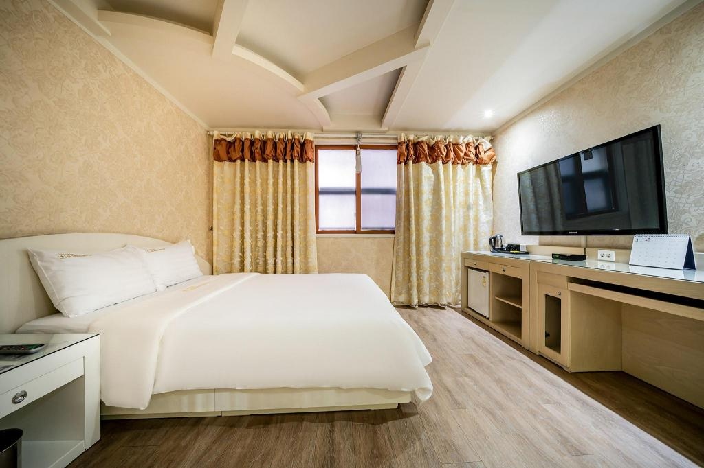 Hotel Incheon Airport  Rooms  Deluxe Double Room Bedroom 9