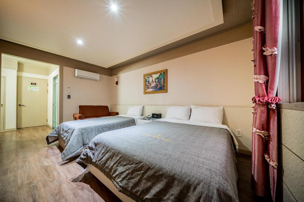 Hotel Incheon Airport  Rooms  Deluxe Twin Room Bedroom 23