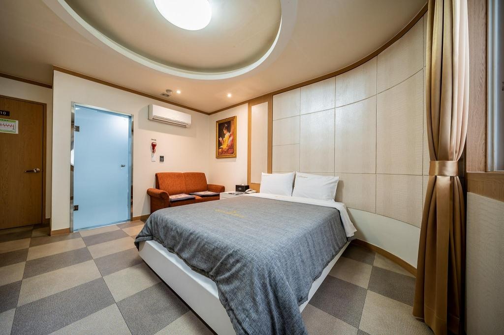 Hotel Incheon Airport  Rooms  Standard Single Room Bedroom 19