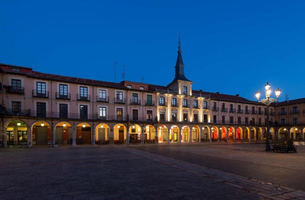 NH Collection Leon Plaza Mayor  Property Views  Exterior View 14