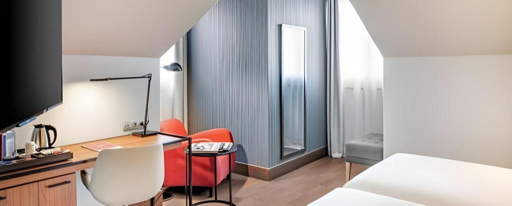 NH Collection Leon Plaza Mayor  Rooms  Premium Room Bed 9