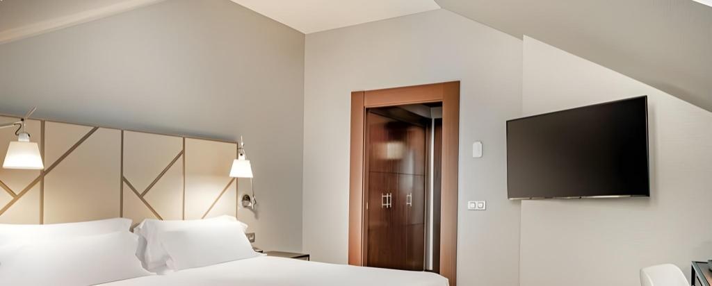NH Collection Leon Plaza Mayor  Rooms  Premium Room Room Plan 8