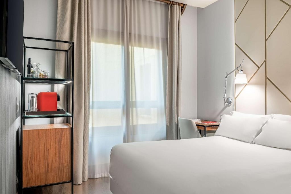 NH Collection Leon Plaza Mayor  Rooms  Superior Individual Guestroom 3