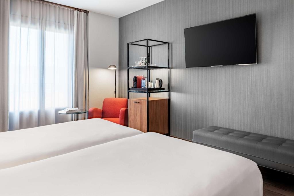NH Collection Leon Plaza Mayor  Rooms  Superior Room Guestroom 4