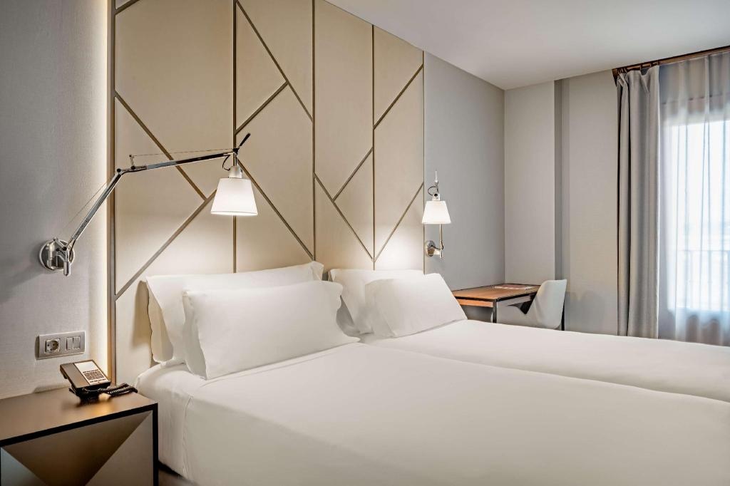 NH Collection Leon Plaza Mayor  Rooms  Superior Room Guestroom 5