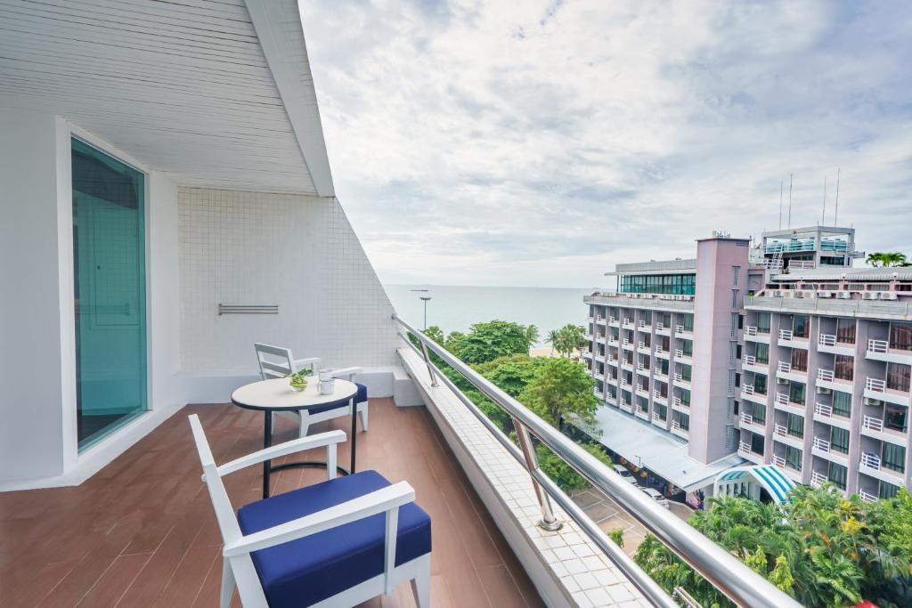 A One The Royal Cruise Hotel PattayafacilitiesBalconyterrace21