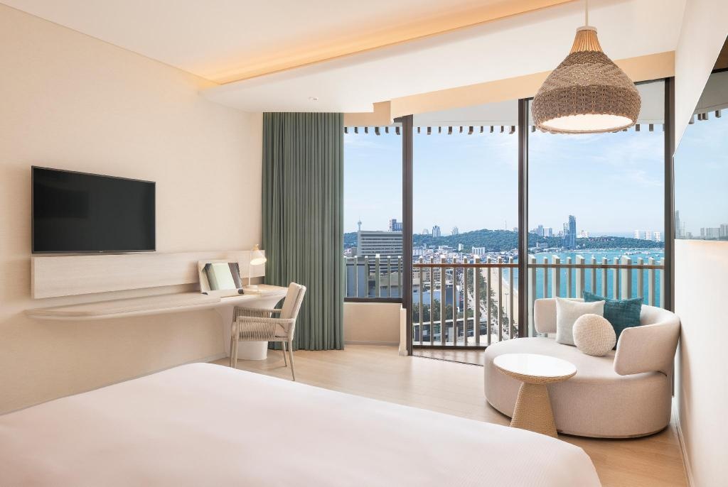 Hilton PattayaroomsKing Deluxe Ocean View Room Plan7