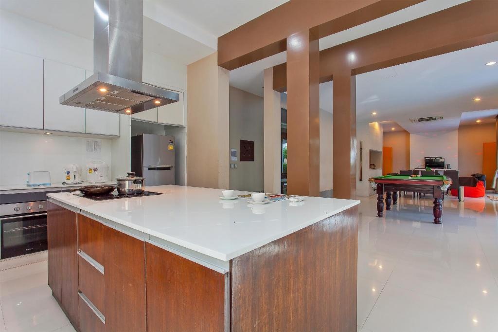 Nagawari 8 Luxury 6BR Pool Villa In Na JomtienfacilitiesKitchen3