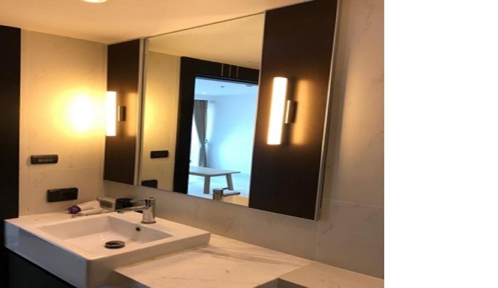 Sparkling Ocean Views King Bed Fast WIFI 200100facilitiesBathroom8