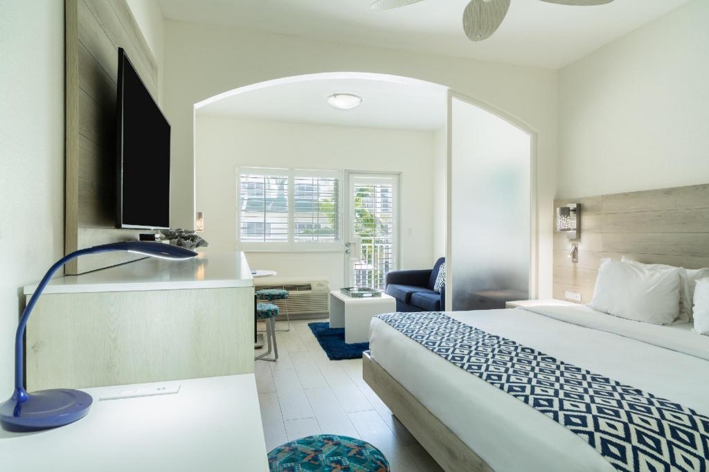 Ports Of Call Resort  Rooms  Deluxe Poolside King Room With Balcony Guestroom 25