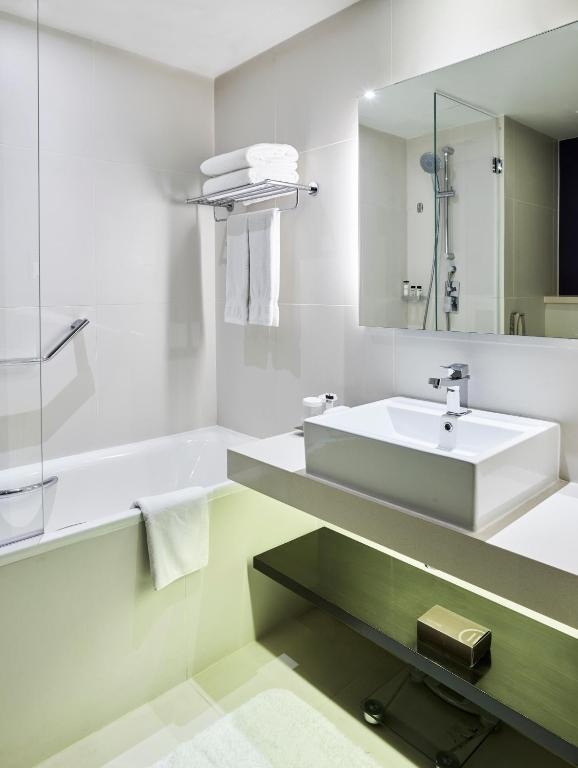 Pullman Dubai Creek City Centre  Facilities  Bathroom 46