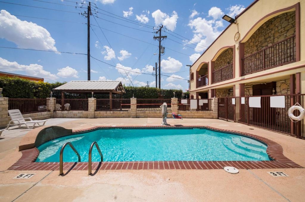 Americas Best Value Inn Buda Austin S  Facilities  Swimming Pool 1