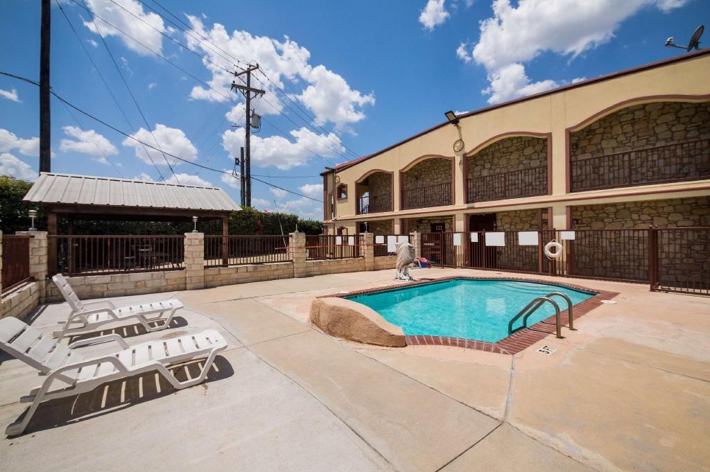 Americas Best Value Inn Buda Austin S  Facilities  Swimming Pool 2