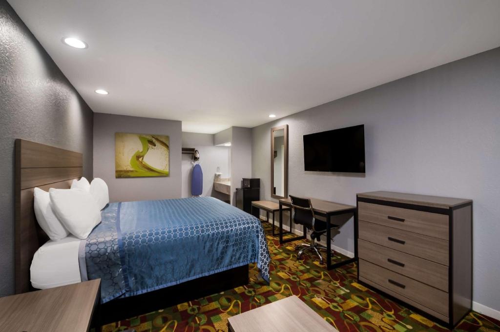 Americas Best Value Inn Buda Austin S  Rooms  1 King Bed Non Smoking Guestroom 1