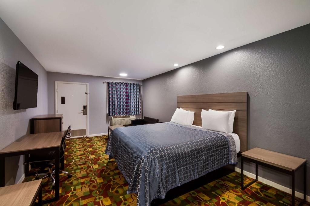 Americas Best Value Inn Buda Austin S  Rooms  1 King Bed Non Smoking Guestroom 3