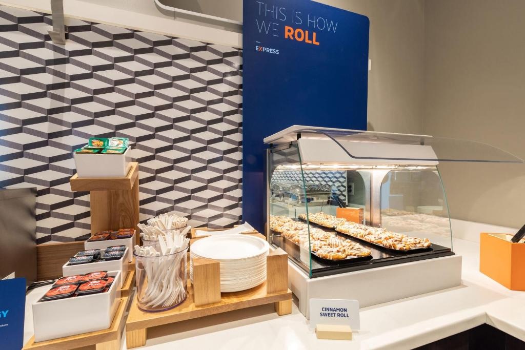 Holiday Inn Express Hotel Suites Austin South Buda By IHG  Dining  Food And Beverages 1
