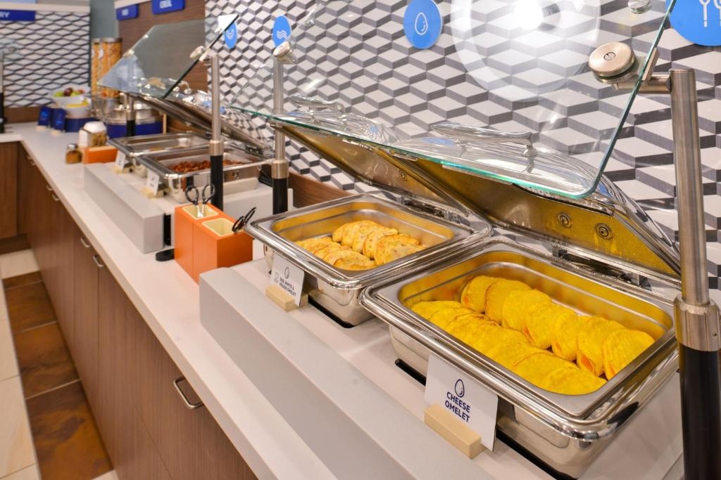 Holiday Inn Express Hotel Suites Austin South Buda By IHG  Dining  Food And Beverages 2