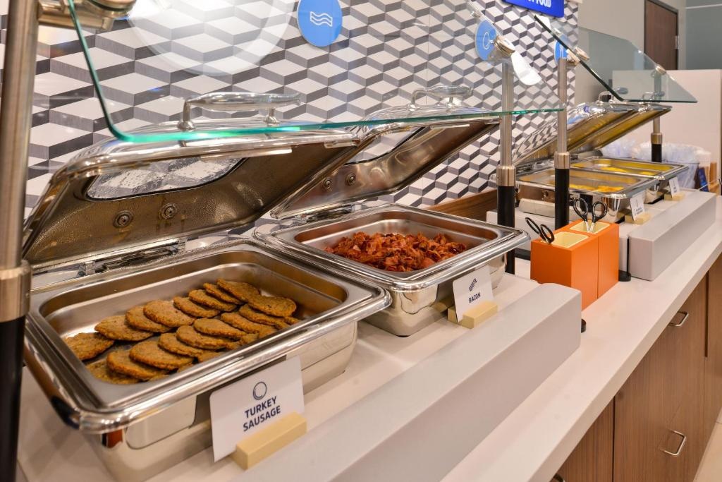 Holiday Inn Express Hotel Suites Austin South Buda By IHG  Dining  Food And Beverages 3