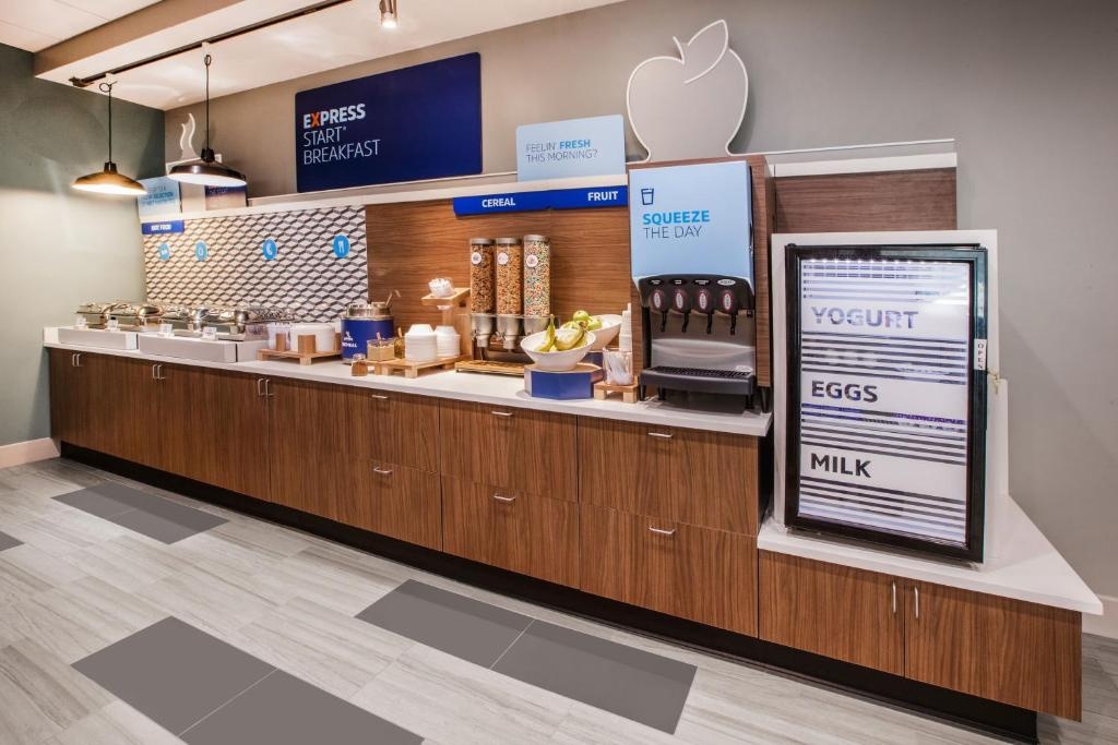 Holiday Inn Express Hotel Suites Austin South Buda By IHG  Dining  Food And Beverages 8