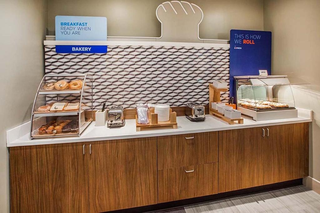 Holiday Inn Express Hotel Suites Austin South Buda By IHG  Dining  Food And Beverages 9