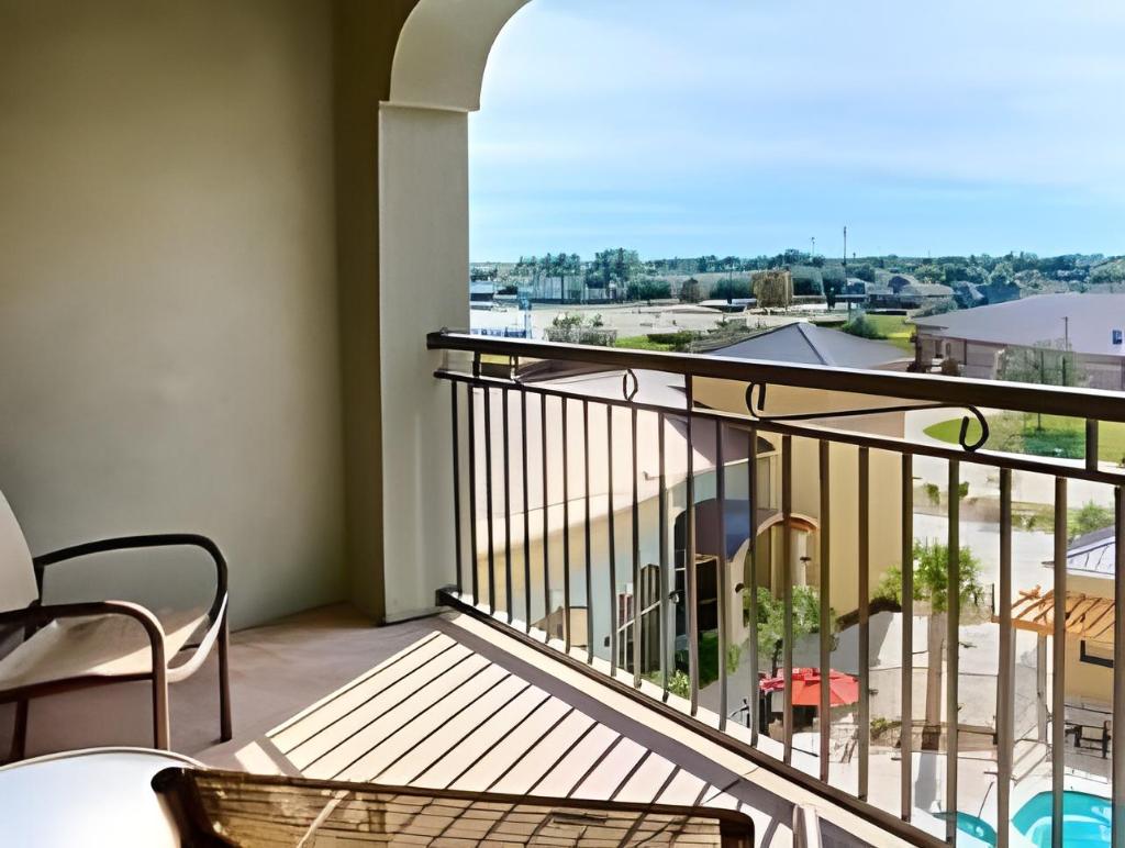 Balconyterrace Courtyard Houma In Houma La