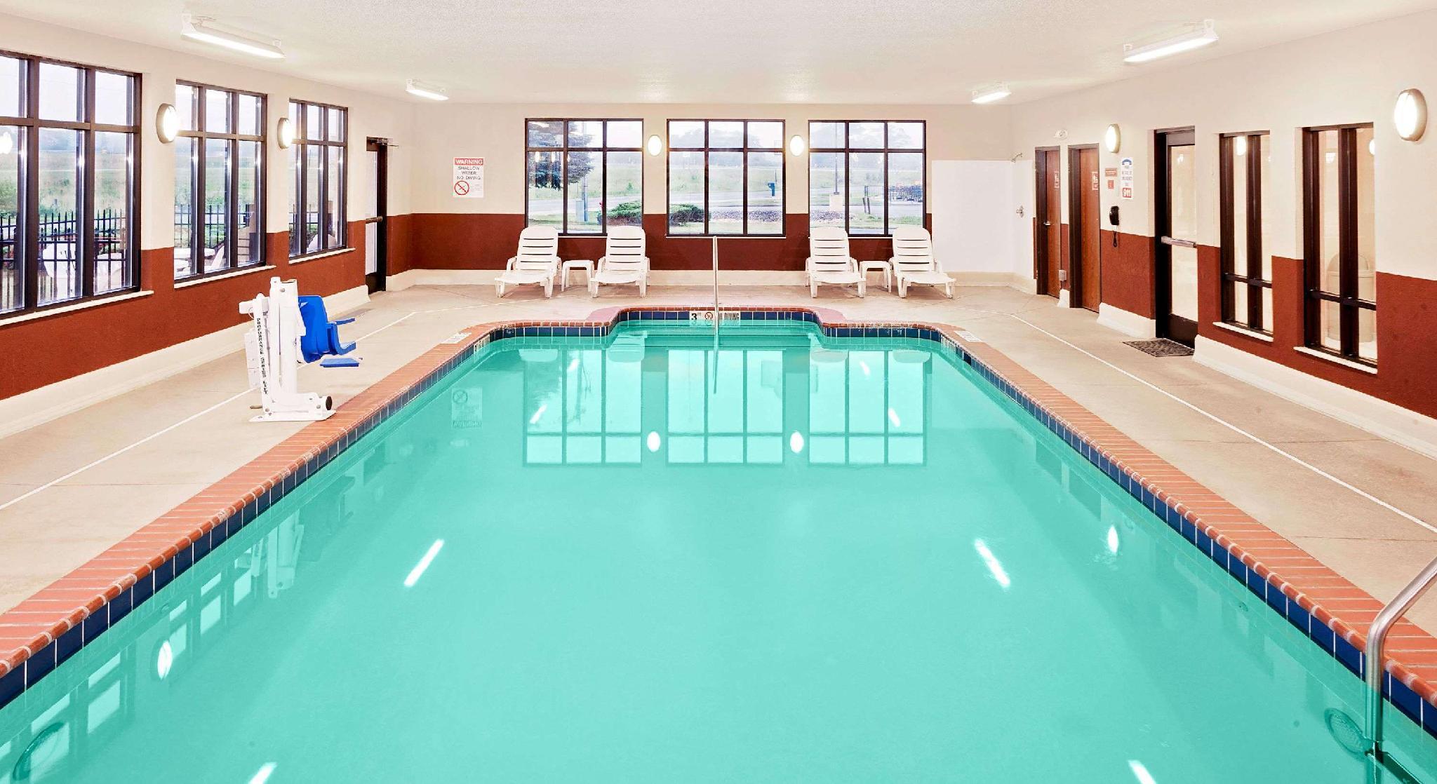 Swimming Pool Baymont By Wyndham St Josephstevensville In Stevensville Mi