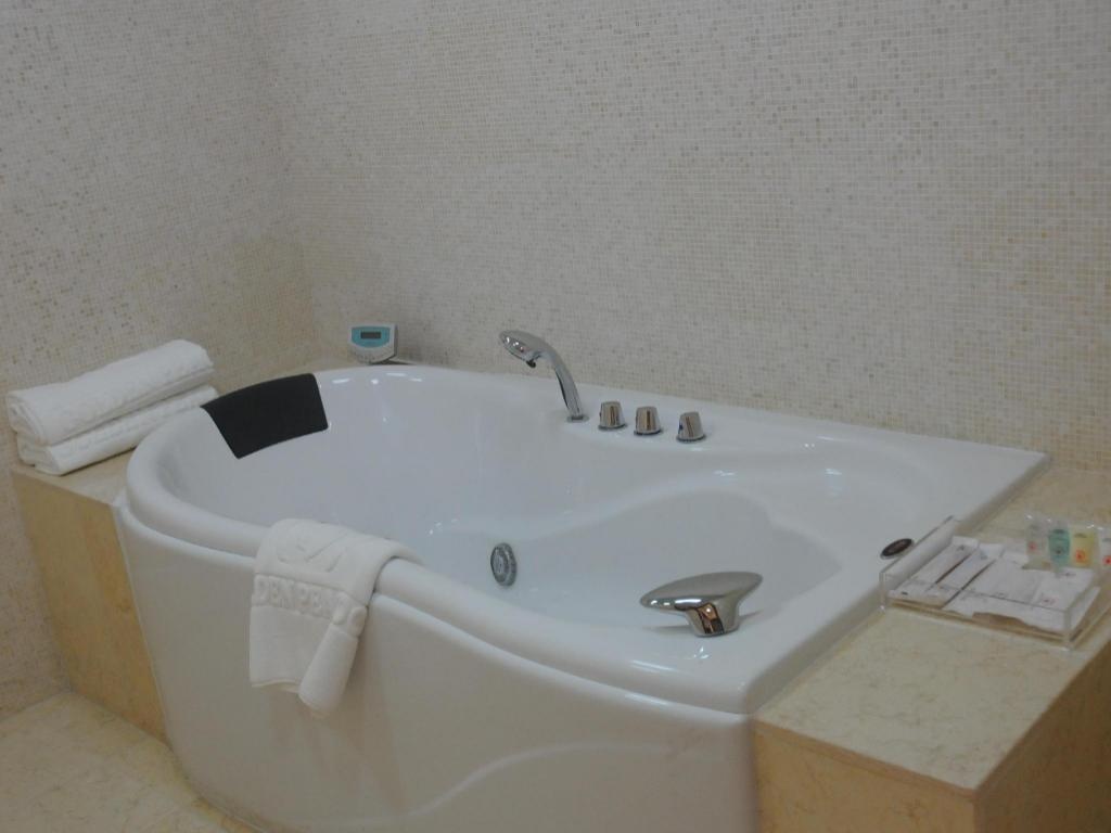Sogecoa Golden Peacock Hotel  Facilities  Hot Tub 9